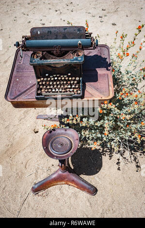 Old rusty typewriter extérieur dans un paysage désertique Banque D'Images