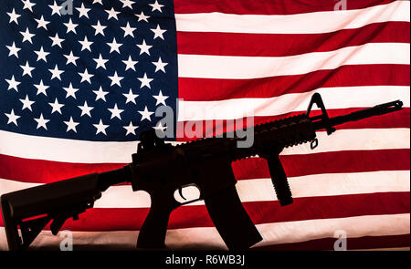 AR-15 carbine rifle silhouette et American Stars & Stripes flag background Banque D'Images