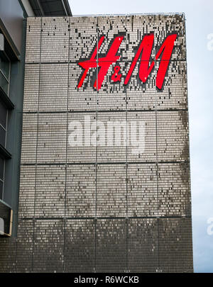 H&M magasin de vêtements de gros logo sur la construction de l'avant, centre commercial Ocean Terminal, Leith, Edinburgh, Ecosse, Royaume-Uni Banque D'Images