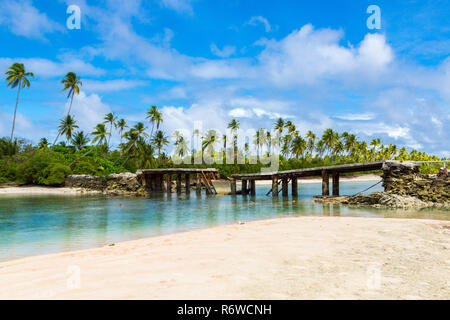 Pont cassé sous les palmiers entre les îlots sur le lagon, au nord de l'atoll de Tarawa, Kiribati, Micronésie, îles Gilbert, l'Océanie, l'océan Pacifique Sud. Banque D'Images