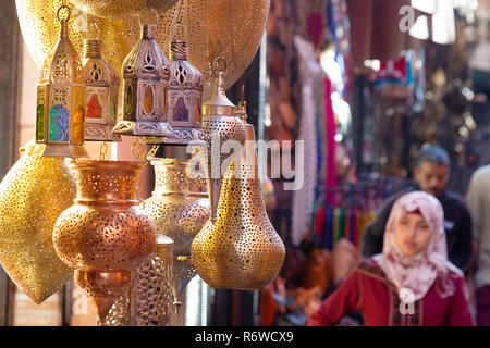 Souk de Marrakech - les gens de shopping dans les souks, la médina de Marrakech, Marrakech, Maroc, Afrique du Nord Banque D'Images