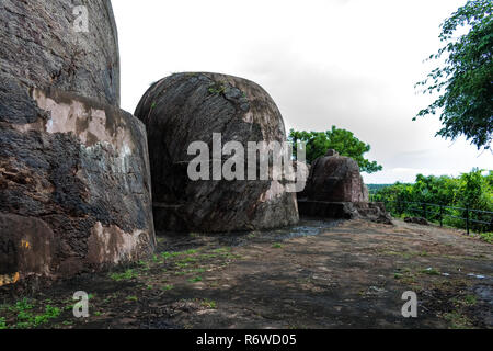 Buddha Stupa's sont disponibles en haut de la colline. Depuis que les statues de Bouddha et les stupas sont sur le sommet de colline, il a appelé comme les collines de Bouddha au village de sankaram, Vizag, Banque D'Images