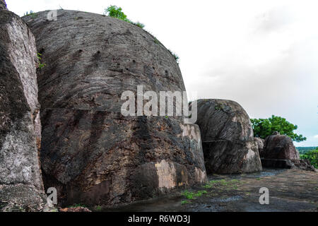 Buddha Stupa's sont disponibles en haut de la colline. Depuis que les statues de Bouddha et les stupas sont sur le sommet de colline, il a appelé comme les collines de Bouddha au village de sankaram, Vizag, Banque D'Images