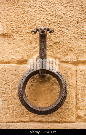 Fer forgé ancien anneau pour chevaux avec partage de la tête de vérin, sur un bloc mur de pierre Banque D'Images