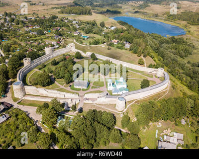 Izborsk forteresse russe médiévale (Kremlin) avec une église. Drone aérien photo. Près de Pskov, Russie. Birds Eye View Banque D'Images