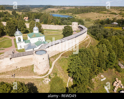 Izborsk forteresse russe médiévale (Kremlin) avec une église. Drone aérien photo. Près de Pskov, Russie. Birds Eye View Banque D'Images