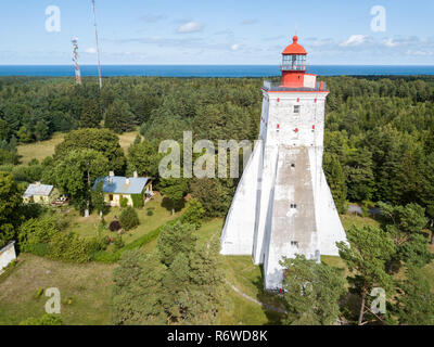 Historique vieux phare Kõpu Kopu (Phare), l'île d'Hiiumaa Estonie, drone aérien photo. Birds Eye View Banque D'Images