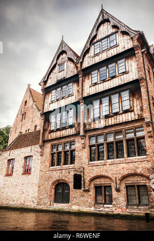 Sur le chemin en bateau sur l'une des nombreuses rues de Bruges avec les deux plus vieilles maisons de façade en bois de la ville Banque D'Images