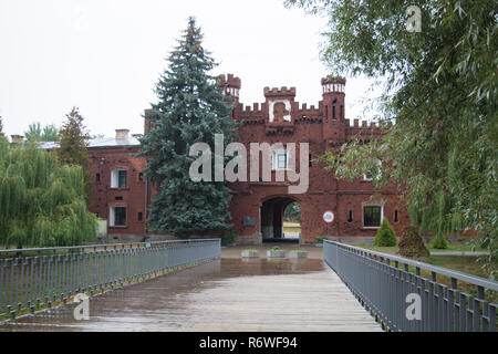 BREST, Biélorussie - septembre 4, 2015 : La porte de Kholm Portes de la forteresse de Brest en jour de pluie, façade extérieure Banque D'Images