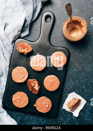 Pile de vegan au chocolat avec le caramel on white Banque D'Images