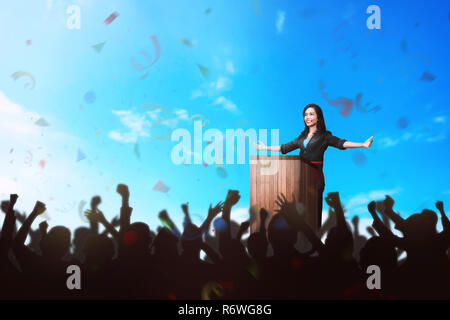 Asian business woman réussie de donner un discours devant le peuple Banque D'Images