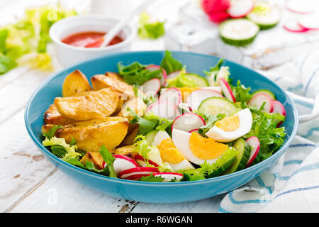 Pomme de terre au four, délicieux oeuf mollet et salade de légumes frais de la laitue, le concombre et le radis. Menu d'été pour régime de detox Banque D'Images