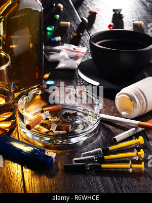 Les substances addictives, y compris l'alcool, les cigarettes et les drogues Banque D'Images