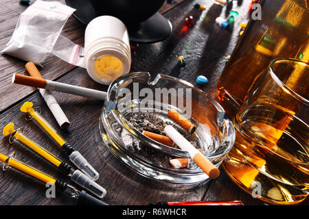 Les substances addictives, y compris l'alcool, les cigarettes et les drogues Banque D'Images