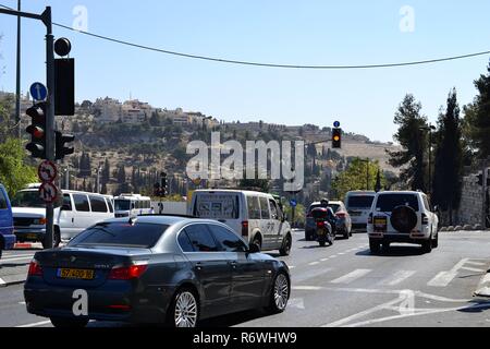 Jérusalem, Israël, les voitures dans la partie est de la ville, le Mont des Oliviers à l'arrière-plan, proche de la vieille ville Banque D'Images