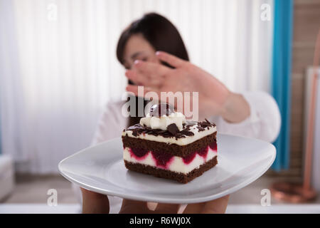 Femme refusant tranche de gâteau Banque D'Images