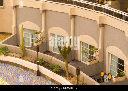 Plusieurs terrasses d'appartements semi-circulaire sur l'île de Tenerife en Espagne Banque D'Images