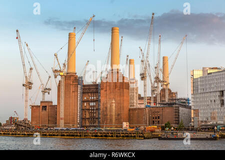 Battersea Power Station à Londres. Construit dans les années 1930 et 1950, decommisioned maintenant comme une centrale électrique, et réaménagée en logement et bureaux. Banque D'Images