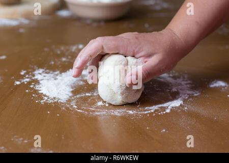 Fabrication de fromage fait maison tarte ou autre type de pâte appetizer Banque D'Images