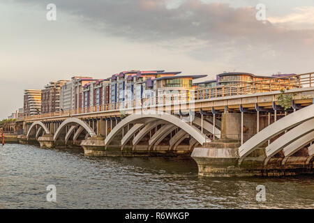 Le Grosvenor Bridge, Victoria ou pont de chemin de fer, sur la Tamise, dans l'ouest de Londres. Composé de deux ponts du 19ème siècle, reconstruite dans les années 1960. Banque D'Images