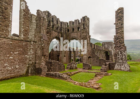 Llanthony Priory, un ancien prieuré augustinien, dans la vallée de Ewyas, une vallée encaissée caractéristique une fois recto verso à l'intérieur de la Montagne Noire dans le pays de Galles. Banque D'Images