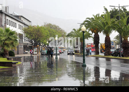 Pluie dans la Rue do Mar à Funchal à Madère Banque D'Images