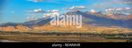 Vues Utah Valley maisons avec vue sur la montagne et ciel Banque D'Images