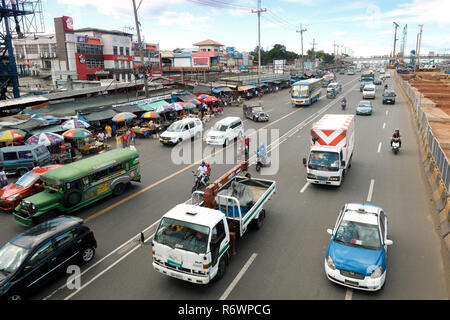 Trafic sur Commonwealth Avenue, reliant la ville de Quezon et de Manille, aux Philippines, en Asie Banque D'Images