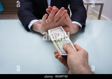 Close-up of a Businessman's Hand refusant pot-de-vin Banque D'Images