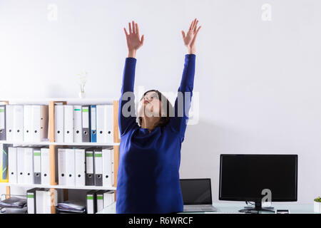 Businesswoman Doing Exercise Banque D'Images