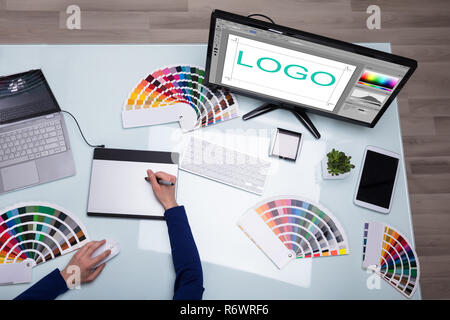 Portrait de la main du designer working on Computer Banque D'Images