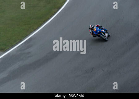 No 24 de la Super Bikes en prenant un virage en descente rapide au circuit de Brands Hatch. Banque D'Images