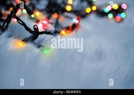 Les lumières de Noël sur fond Snowlike Banque D'Images