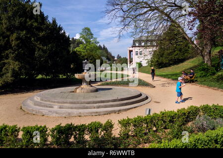 LUHACOVICE, RÉPUBLIQUE TCHÈQUE - 30 avril 2018 : Les personnes qui boivent de l'eau minéral naturel de guérison avec de l'eau minéralisée dans ville thermale Banque D'Images