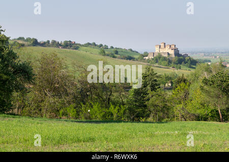 Panorama de la vallée du torrent de Parme avec une vue sur le château de Torrechiara Banque D'Images