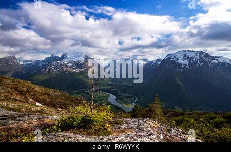 Rampestreken. De belles vues sur le Romsdalsfjorden et Andalsnes, Norvège Banque D'Images