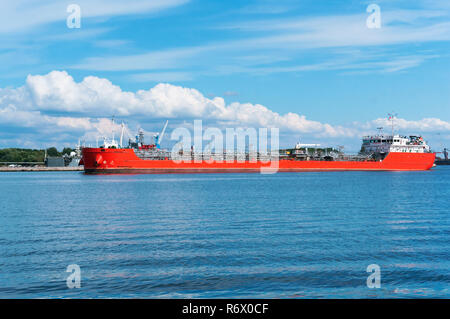 9 septembre 2018, la mer Baltique, la région de Kaliningrad, Russie, rouge, long navire à cargaison sèche ou porte-conteneurs Banque D'Images