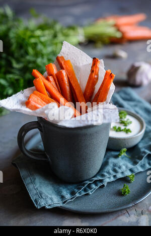 Vegan carotte frites avec de la crème et l'ail tremper Banque D'Images