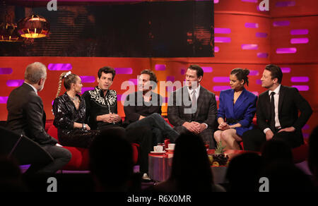 (De gauche à droite) l'hôte Graham Norton, Miley Cyrus, Mark Ronson, Matthew McConaughey, John Cena, Hailee Steinfeld, et Jamie Oliver, pendant le tournage de la Graham Norton Show à BBC Television Centre 6 Studioworks, Wood Lane, Londres, pour être diffusé sur BBC One le vendredi soir. PRESS ASSOCIATION. Photo date : Jeudi 6 décembre 2018. Crédit photo doit se lire : PA au nom de tant d'images satellite Banque D'Images