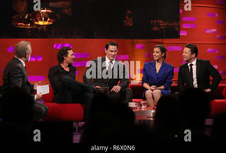 (De gauche à droite) l'hôte Graham Norton, Matthew McConaughey, John Cena, Hailee Steinfeld et Jamie Oliver pendant le tournage pour le Graham Norton Show à BBC Television Centre 6 Studioworks, Wood Lane, Londres, pour être diffusé sur BBC One le vendredi soir. PRESS ASSOCIATION. Photo date : Jeudi 6 décembre 2018. Crédit photo doit se lire : PA au nom de tant d'images satellite Banque D'Images