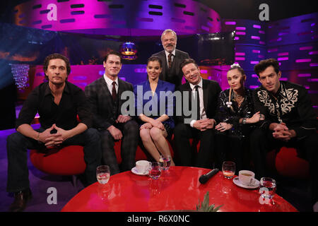 Graham Norton avec l'hôte (assis, de gauche à droite) Matthew McConaughey, John Cena, Hailee Steinfeld, Jamie Oliver, Miley Cyrus et Mark Ronson pendant le tournage pour le Graham Norton Show à BBC Television Centre 6 Studioworks, Wood Lane, Londres, pour être diffusé sur BBC One le vendredi soir. PRESS ASSOCIATION. Photo date : Jeudi 6 décembre 2018. Crédit photo doit se lire : PA au nom de tant d'images satellite Banque D'Images