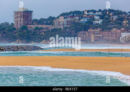 De belles grosses vagues sur le littoral méditerranéen espagnol Banque D'Images