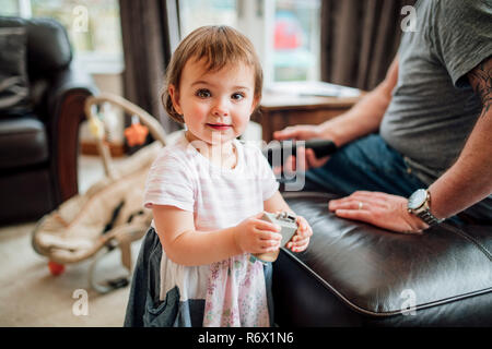 Happy Little girl avec son jouet Banque D'Images