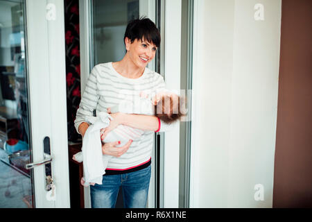 Heureuse fête à la maison avec bébé Banque D'Images