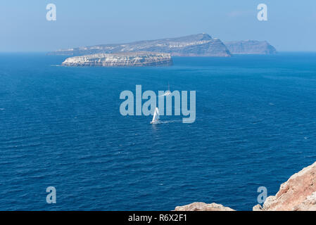 Voir d'Akrotiri de Santorin - phare de l'île des Cyclades - Grèce - mer Egéé Banque D'Images