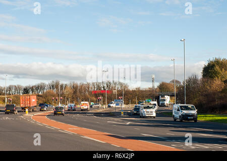 Intersection achalandée sur Caton Road Lancaster avec M6 et nouvelle section de A683 Morcambe et Heysham Lancaster Lancashire England UK By pass Banque D'Images