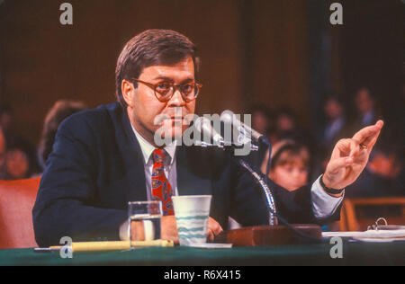 WASHINGTON, DC, USA - 12 NOVEMBRE 1991 : William Barr, candidat pour le procureur général américain, comparaît devant le Comité judiciaire du Sénat. Banque D'Images