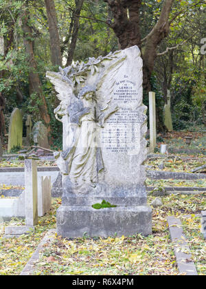 Pierres tombales anciennes au Cimetière de Highgate, Londres, Angleterre Banque D'Images