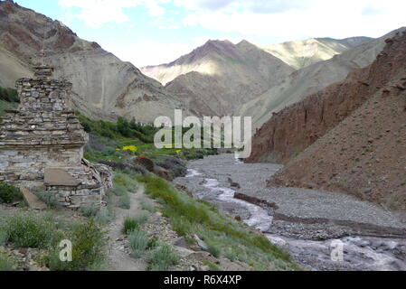 Stupa et paysage le long de la vallée de Markha Trek au Ladakh, Inde Banque D'Images