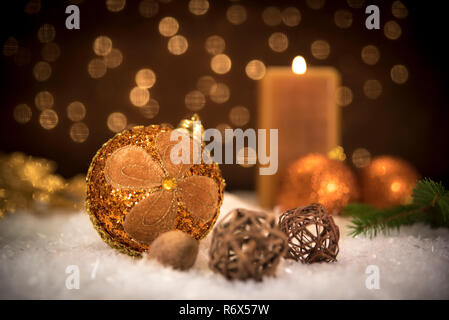 Boules de Noël avec une bougie Banque D'Images